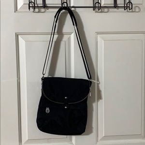 Baggallini crossbody / shoulder bag. Black.
